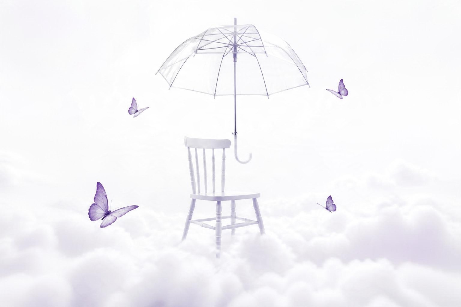 Una silla vacía sobre las nubes, con un paraguas transparente flotando y mariposas